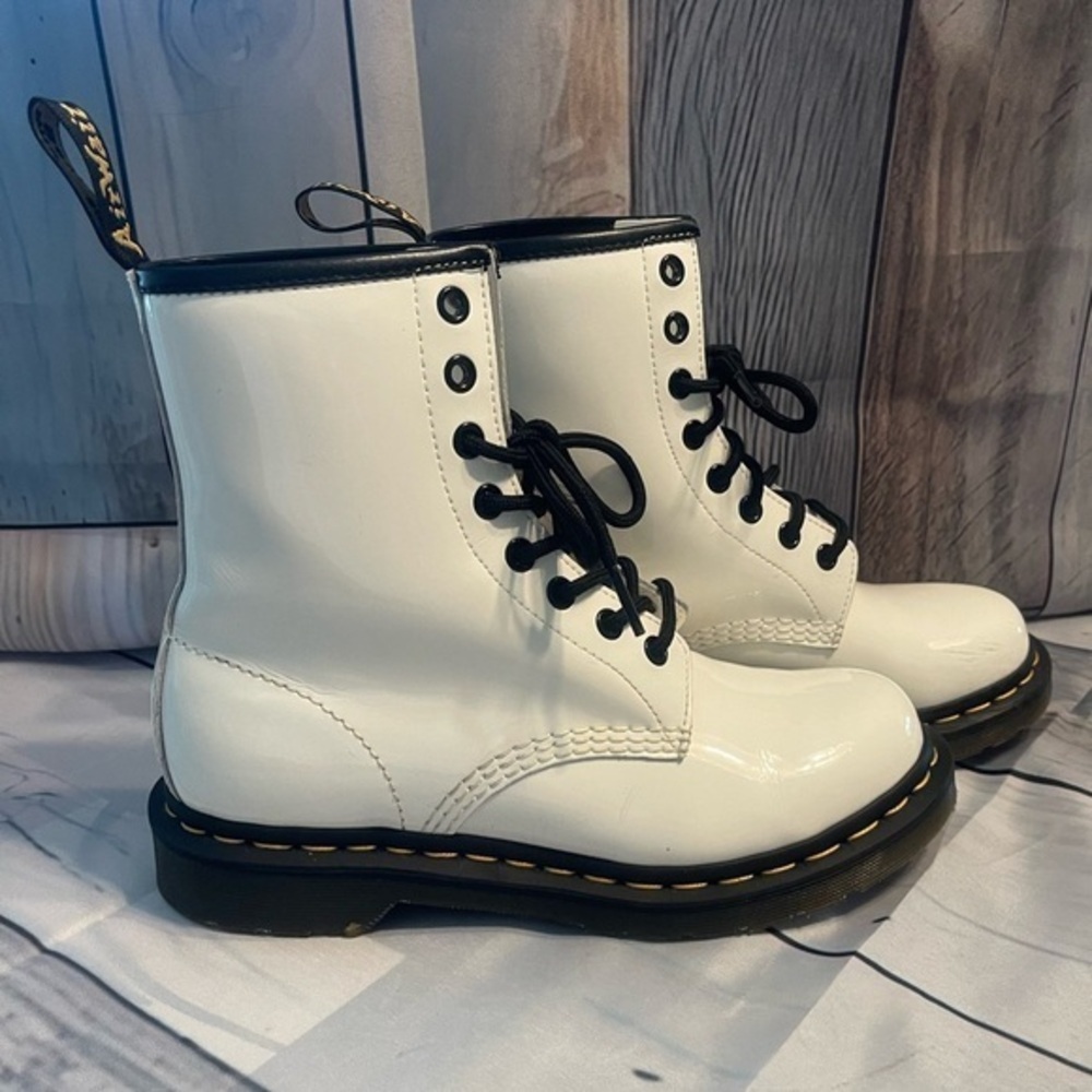 Dr. Martens 11821 8 Eye Leather Boots WHITE Smooth Woman’s Sz 7 Preloved 💕​
